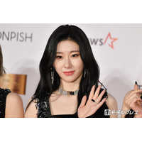 ITZYチェリョン、美脚際立つミニスカ制服姿披露「脚が綺麗」「違和感ゼロ」
