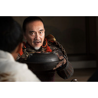 竹中直人が狂演！信長を二度も裏切った悪人・松永久秀と名器「平蜘蛛」をめぐる通説【NHK大河『豊臣兄弟！』20話】