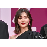 山下美月、膝丈スカートからスラリ美脚際立つ「膝下が長くて綺麗」「透明感半端ない」の声