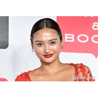 “驚異の10頭身”モデル・香川沙耶「森の中で誓い合う」夫とのウエディングフォトに反響「全部が絵になる」「マリアベールが綺麗」