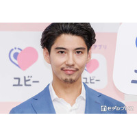 賀来賢人「子供に無理矢理作らされ」「よく分からないラインナップ」シール帳公開 バッグの中身に「賀来パパ萌える」「尊い」の声