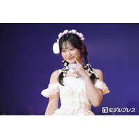 「今日好き」岩間夕陽（ゆうひ）、花柄タイツ×ミニ丈ワンピの全身ホワイトコーデで甘さ全開「リアル天使」「お人形さんみたい」と反響【学生ランウェイ名古屋】