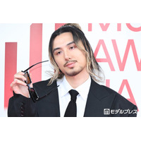 【MAJ2026】藤井 風、サングラス外し色気放出 レッドカーペット軽快に闊歩