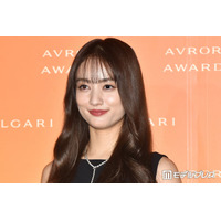 谷まりあ、美デコルテ輝く純白ドレス姿「イッテQ」パパラッチ出川哲朗とのオフショットも「映画のワンシーンみたい」「美しさが溢れてる」