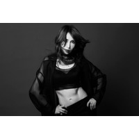工藤静香、アスリート並みバキバキ腹筋披露 女王に扮した新曲「Dynamic」MV公開