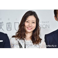 足立梨花、結婚3周年記念で結婚式ショット公開「美しすぎます」「絵になる」