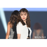 「イッテQ！」出川ガールで話題のモデル、スラリ美脚際立つミニ丈ワンピでカフェ巡り「完璧な脚線美」「お人形さんみたい」と反響