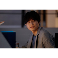 【告白－25年目の秘密－ 第1話】爽太（松村北斗）、麻里子（岡崎紗絵）に初めて声をかける 当たり前の日常がスリリングに一変