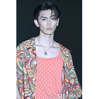 樋口幸平、オレンジパンツがアクセント 柄シャツで個性演出【TGC新潟2026】