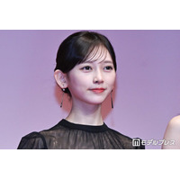 乃木坂46池田瑛紗、華やかなオフショルミニドレスショット公開「絵画から飛び出してきたみたい」「世界観が天才的」