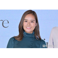 日テレ忽滑谷こころアナ「祖父とt.A.T.u.みたいな写真」街中2ショット公開「おじいちゃんスタイルいい」「笑顔がかわいい」の声