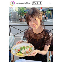 早見沙織、ほっそり二の腕際立つノースリ姿のパリ旅行ショット公開 「魅力が溢れてる」「透明感すごい」と反響
