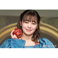 「御上先生」吉柳咲良「空を頭に纏った」青バンダナ×ノースリコーデに反響「オシャレ上級者」「映画のワンシーンみたい」の声