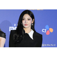 aespaニンニン、タイトミニワンピから美ボディ際立つ「スタイル良すぎ」「蛍光ピンク着こなせるのすごい」の声
