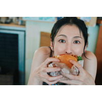 雛形あきこ、22年ぶり写真集決定 “20歳以降封印していた”水着グラビアで圧巻スタイル披露【先行カット・コメント】