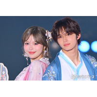 「今日好き」今井暖大＆おさき、姉弟仲良く背中合わせで密着「織姫と彦星みたい」「リンクコーデかわいい」【関コレ2026A/W】