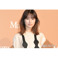 恒松祐里、美脚際立つドレスショット公開「クールで素敵」「シルエットが美しい」と話題