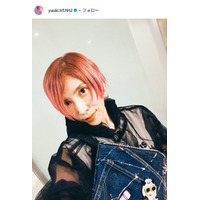 TRF・YU-KI、網タイツ×ミニスカ姿で人気シンガーソングライターと密着ショット「スタイルキープがすごい」「引き締まってる」