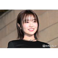 大原優乃、美デコルテ際立つベアトップ衣装ショットに反響「鎖骨くっきりで美しい」「大人っぽくて素敵」