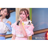 AKB48 メンバー、日ハムユニフォーム×ミニスカショットで美脚際立つショット公開「女神降臨」「スタイル抜群」