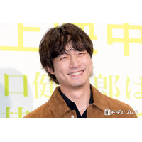 坂口健太郎、結婚発表翌日に公の場登場 祝福の言葉に笑顔で会釈【私はあなたを知らない、】