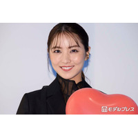石川恋、オフショル姿でビール満喫 タンザニア旅行ショットに「彼女感すごい」「肩のラインが綺麗」の声