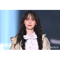 櫻坂46守屋麗奈、ミニ丈コートで美脚スラリ フード被りキュートに魅せる【TGC2026A/W】
