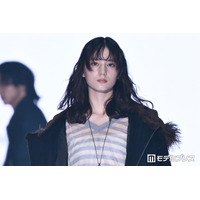 日向坂46小坂菜緒、モードコーデで存在感放つ アンニュイな表情で観客魅了【TGC2026A/W】