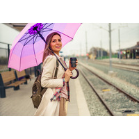 お育ちがバレる！「雨の日に」電車や公共の場でやっていたら「今すぐやめてほしい」こととは