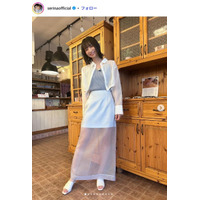 芹那「背中丸見え赤レース」美脚＆美背中際立つ大胆衣装姿公開「見惚れる」「スタイル異次元」と反響