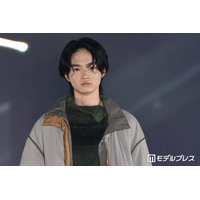 「国宝」で話題・越山敬達、クールな表情で観客魅了「大人っぽい」「スタイル良い」と反響【ガルアワ2026A/W】