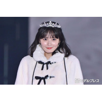 乃木坂46遠藤さくら、美脚際立つミニスカ×ブーツ姿 ティアラ身につけた甘めコーデに「リアルプリンセス」と反響【ガルアワ2026A/W】