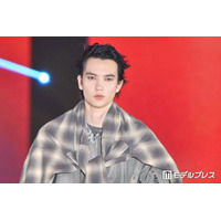 元横綱の孫・嵐翔真、グレーアウター×肩掛けチェックシャツでこなれ感【ガルアワ2026A/W】