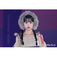 「GTO」カジサック長女・梶原叶渚、ネクタイパッチワークのミニドレス着こなす ボリューム感あるイヤーマフで小顔際立つ【ガルアワ2026A/W】