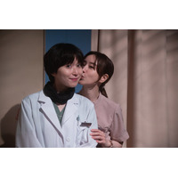 Netflix「ダウンタイム」松岡茉優＆仲里依紗が巨大撮影セット案内 話題の“研ナオコ特殊メイク”迫るメイキングも