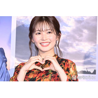 久間田琳加、肩出しトップス×デニムパンツの街中ショットに反響「身体の半分以上脚」「肩のラインが綺麗すぎる」