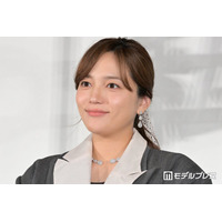 第1子妊娠中の川口春奈、スリットロングスカート＆ジャケット姿で登場「孤独になりながらも葛藤していた時期もあった」1年前を振り返る【ママがもうこの世界にいなくても　私の命の日記】