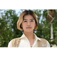 佐久間由衣、美脚チラリカットアウトボトムスコーデ公開「モード系でかっこいい」「スタイリングが別人級」と反響