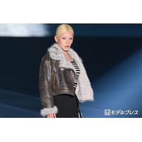 とうあ、 スリットから美脚のぞかせる ゼブラ柄トップス×ムートンジャケットでクールな着こなし【TGC北九州2026】