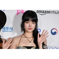 LE SSERAFIMウンチェ、ビッグTシャツから圧巻美脚輝く「身体の半分以上脚」「ビジュ最強」とファン驚き