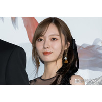 梅澤美波、ノースリ姿の横顔ショットに反響「顎のラインが綺麗すぎる」「透き通るような美肌」