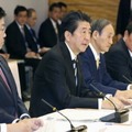 新型コロナウイルス感染症対策本部会合で発言する安倍首相（手前から3人目）＝23日午後、首相官邸