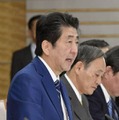 新型コロナウイルス感染症対策本部会合であいさつする安倍首相＝25日午後、首相官邸