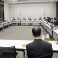 遺伝子治療薬「ゾルゲンスマ」の承認について議論する厚労省の専門部会＝26日午前、東京都千代田区