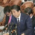 衆院予算委で答弁する安倍首相＝26日午後