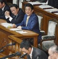 衆院本会議で、2020年度予算案の投票結果を見守る安倍首相（奥右）と麻生財務相（同左）＝28日午後