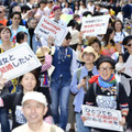 「東京レインボープライド２０１９」でプラカードを掲げる参加者