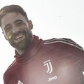 ユーヴェGK、セクシー彼女のボールを弾きまくる…ソファーで