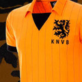 オランダ代表、「オレンジの歴史を楽しむ」レトロなユニフォームとジャケット 画像