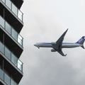 羽田空港の新飛行ルートの実施が始まり、東京都心上空を飛行する航空機＝3日午後、東京都港区